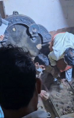 कमरे में मिले इसी संदूक में बर्तन, कीमती नग और सिक्के मिले।