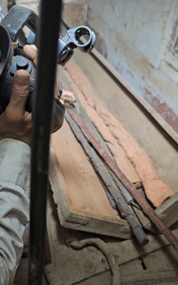 तहखाने की तरफ जाने के रास्ते में लकड़ी के लंबे बक्से में सोने की एक और चांदी की 3 छड़ें मिलीं।