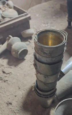 बांके बिहारीच्या खजिन्यात एक रहस्यमय तिजोरी सापडली.: खाली जाण्यासाठी पायऱ्या, 10 फूट लांबीचा बॉक्स आणि तिजोरी देखील दिसली ४५ मिनिटांच्या स्वच्छतेनंतर, पहिल्या खोलीत एक मोठा कलश सापडला.