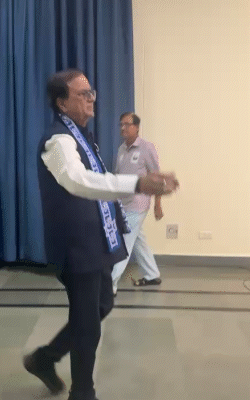 बैठक में वरिष्ठ बसपा नेता सतीश चंद्र मिश्रा मायावती के पास लगी कुर्सी पर बैठे दिखाई दिए।