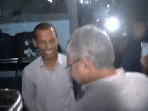 शनिवार को रेल मंत्री अश्विनी वैष्णव नई दिल्ली रेलवे स्टेशन पहुंचे और पैसेंजर्स से बातचीत की।