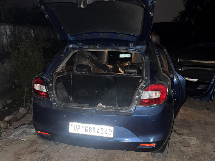 इस कार की डिग्गी में रखकर प्रतिबंधित तोतों को ले जा रहे थे।