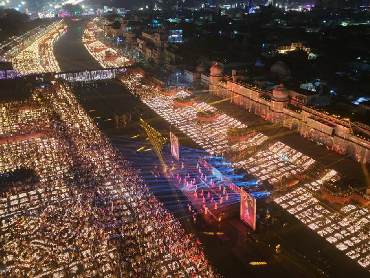 राम की पैड़ी पर दीपोत्सव पर जगमगाते दीप।