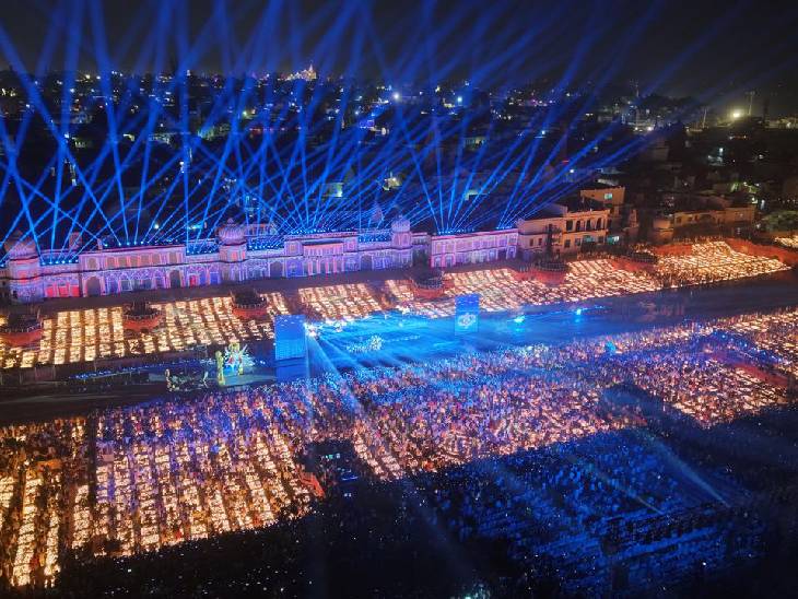 3डी प्रोजेक्शन और लेजर लाइट शो से परफॉर्मेंस दी गई।