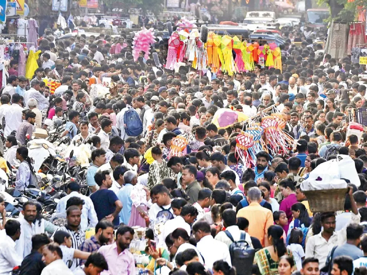 ज्यादातर बिजनेस अब डिजिटल अकाउंटिंग पर शिफ्ट हो चुके हैं, लेकिन रस्म निभाने के लिए फिजिकल लेजर खरीदना अभी भी शुभ माना जाता है। मुंबई में धनतेरस की शॉपिंग के लिए दादर मार्केट में उमड़ी भीड़।
