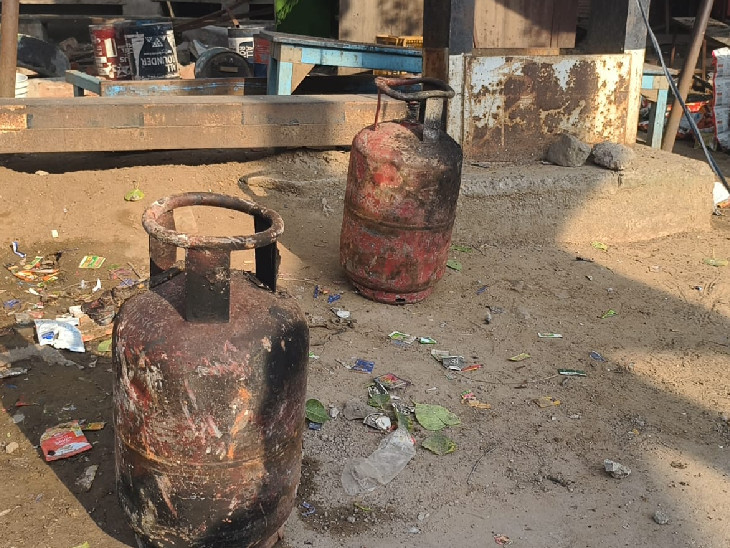 कारखाने में और भी सिलेंडर रखे थे, जो आग से बच गए। पुलिस ने उनको बिल्डिंग से बाहर निकाला।