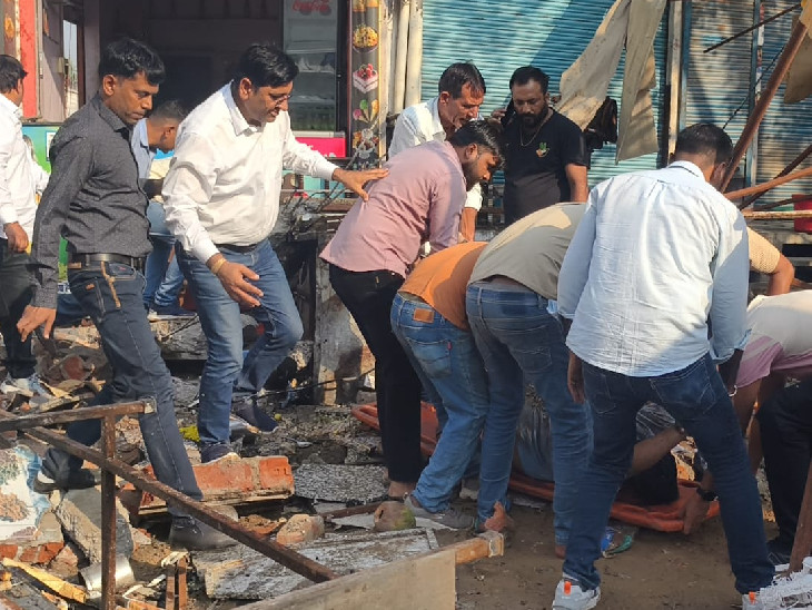 हादसे के बाद आसपास मौजूद लोगों ने घायलों को तुरंत हॉस्पिटल पहुंचाया।