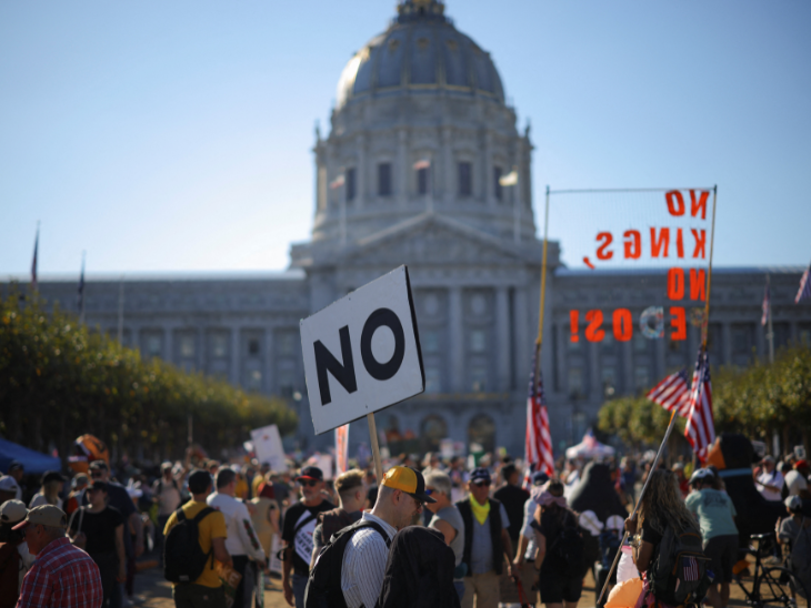कैलिफोर्निया राज्य के सैन फ्रांसिस्को सिटी हॉल के सामने शनिवार को हजारों लोग ट्रम्प के खिलाफ प्रदर्शनों में शामिल हुए।