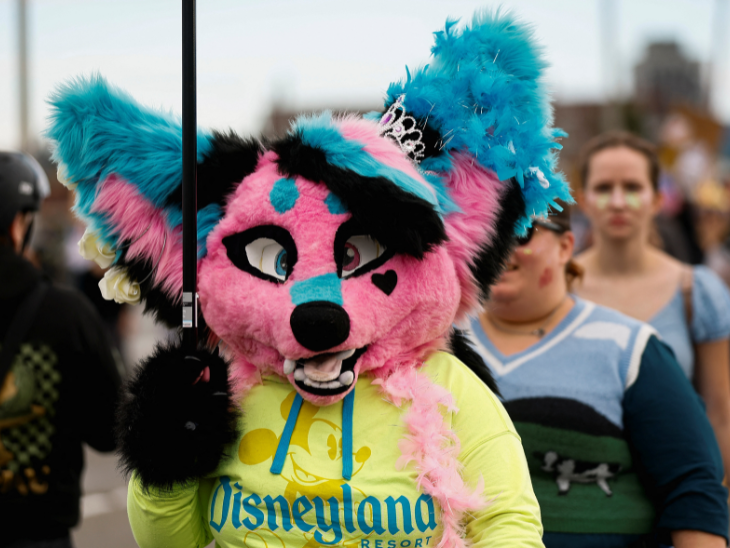 ओरेगन के पोर्टलैंड में ट्रम्प की नीतियों के खिलाफ एक व्यक्ति चमकीले गुलाबी और नीले रंग का एनीमल कॉस्ट्यूम पहनकर रैली में शामिल हुआ।