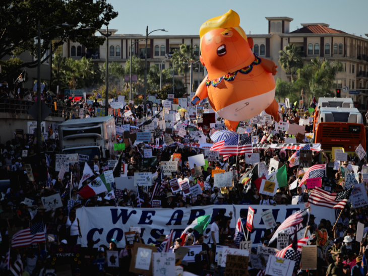 प्रदर्शनकारी कैलिफोर्निया के लॉस एंजिल्स में सिटी हॉल के बाहर ट्रम्प की तरह दिखने वाला एक गुब्बारा लेकर पहुंचे।