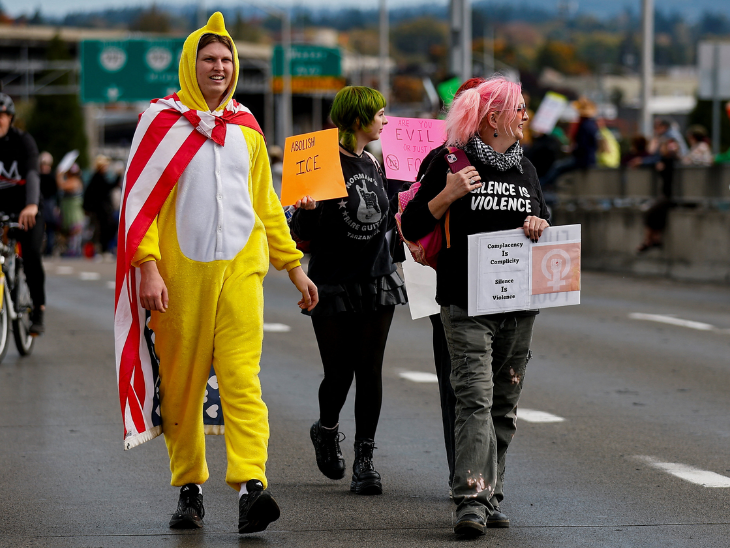 पोर्टलैंड के ओरेगन में चिकन मैन के नाम से मशहूर जैक डिकिंसन चिकन कॉस्ट्यूम पहनकर शामिल हुए।