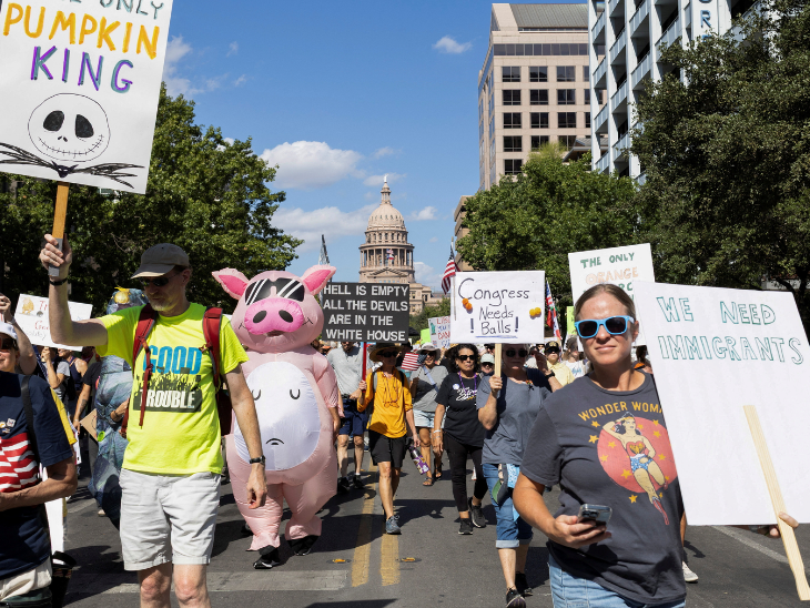 टेक्सास के ऑस्टिन में ट्रम्प की नीतियों के खिलाफ लोगों ने टेक्सास कैपिटल से मार्च निकाला।