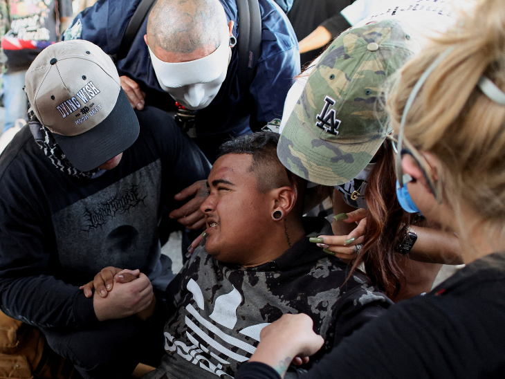 लॉस एंजिल्स में प्रदर्शन के दौरान एक शख्स पुलिस वाहन की चपेट में आ गया। पुलिसकर्मियों ने युवक की मौके पर मदद की।