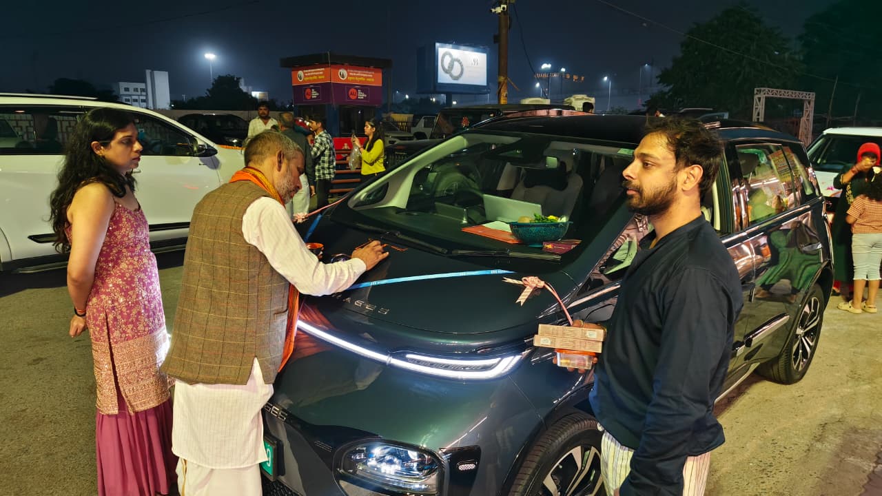 लोगों ने कार खरीदने के बाद पूजा कराई।
