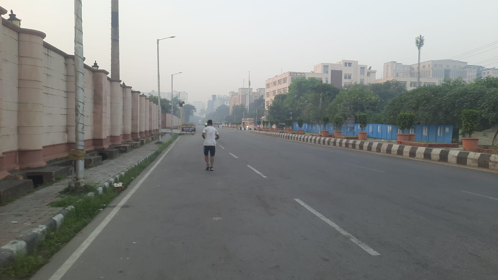 सुबह हल्की धुंध छाई रही। इस बीच लोग वाक पर निकले। तस्वीर हाईकोर्ट परिसर के पास की है।