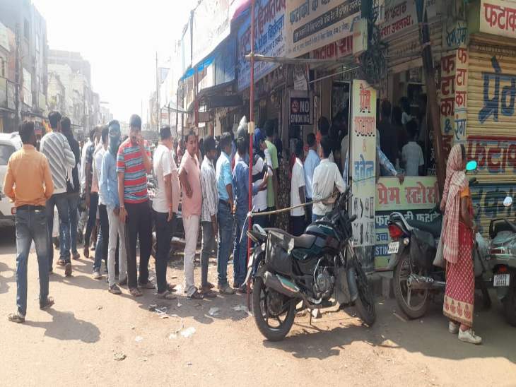 भिलाई के जवाहर मार्केट में पटाखों के लिए लगी लंबी लाइन। 500 से ज्यादा लोग लाइन में खड़े हैं।