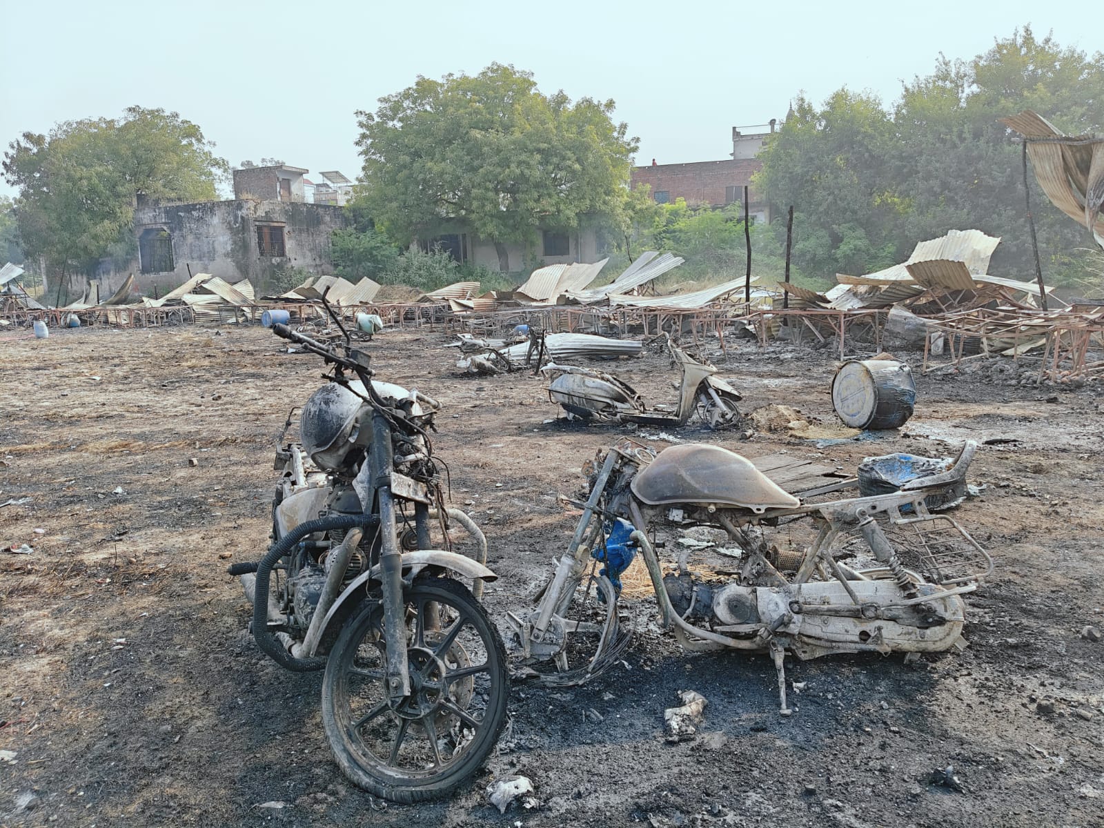 पटाखा लेने आए लोगों की 50 से ज्यादा बाइकें भी आग की चपेट में आ गई।