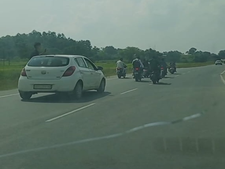 खतरनाक तरीके से कार में वीडियो बनाता युवक