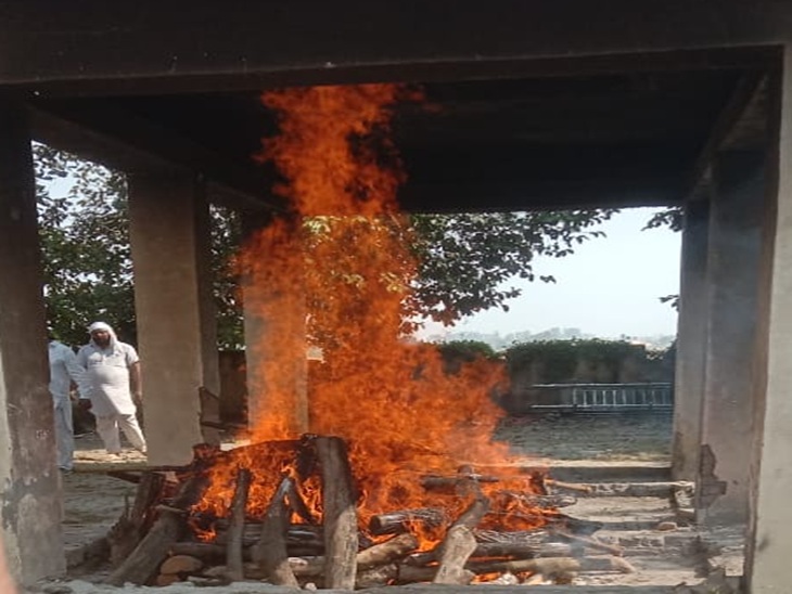 अरुणाय के नरेंद्र सिंह और उनकी पत्नी करमजीत का एक साथ किया अंतिम संस्कार।