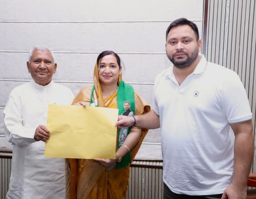 राजद ने सीतामढ़ी की परिहार सीट से रामचंद्र पूर्वे की बहू स्मिता पूर्वे को टिकट दिया है। सिंबल देते तेजस्वी यादव।