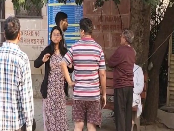 जिला अस्पताल में मृतक महिला के परिजन।