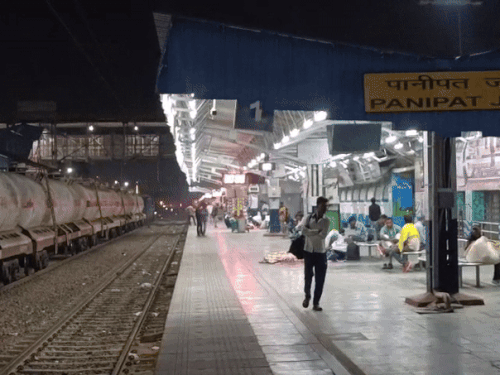पानीपत रेलवे जंक्शन पर ट्रेन का इंतजार करते यात्री।