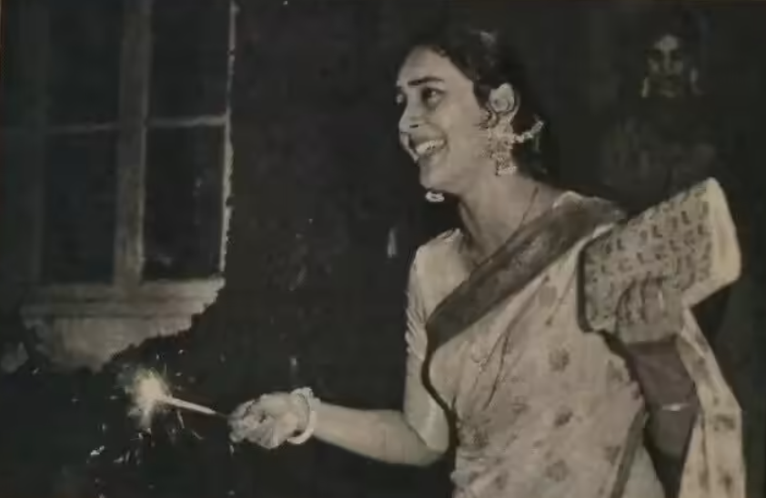 आरके स्टूडियो की दिवाली पार्टी में फुलझड़ी पकड़ी हुईं नूतन।