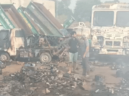 आग लगने की वजह से 7 झोपड़ियां जलकर राख हो गई।