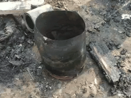 आग लगने के चलते 4-5 सिलेंडर भी फट गए।