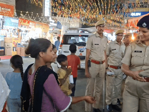 शहर के गोल बाजार में एसपी अमृता दुहन ने बच्चों को मिठाइयां बांटी।