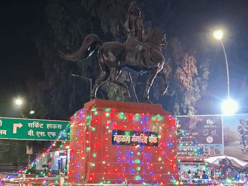 महाराजा गंगा सिंह चौक की रंग-बिरंगी लाइटों से की गई सजावट।