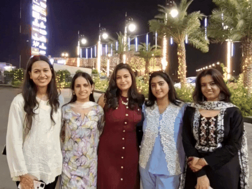 रिद्धि-सिद्धि में शॉपिंग करने आई युवतियां।