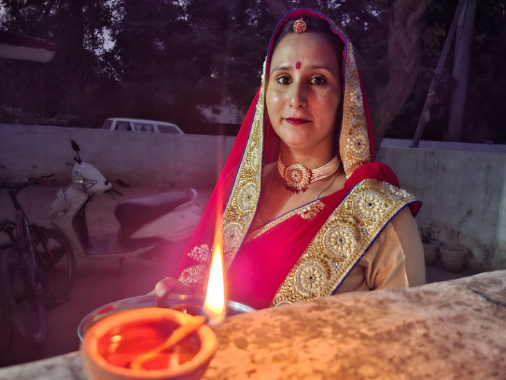 सिविल लाइन में स्थित अपने घर में दीपक जलाती हुई शुशीला चौधरी।