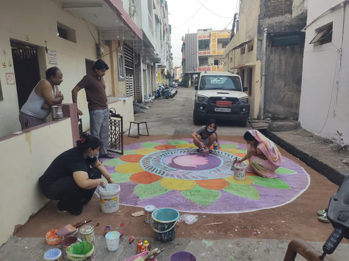 त्योहार की तैयारी करता दुबे परिवार।