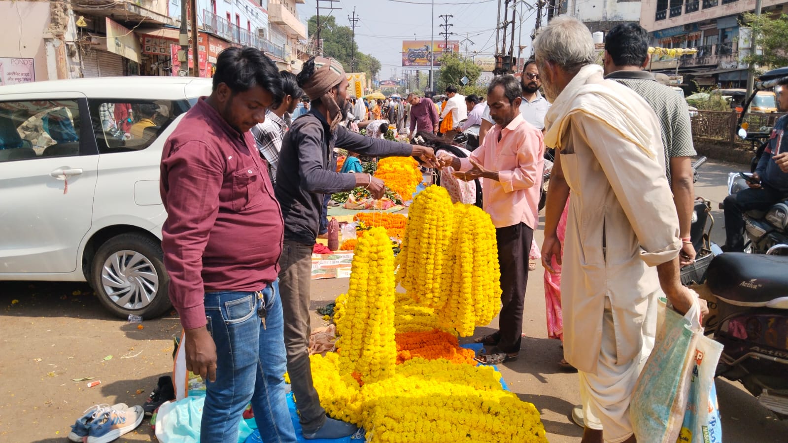 बाजार में माला खरीदने पहुंचे नागरिक।