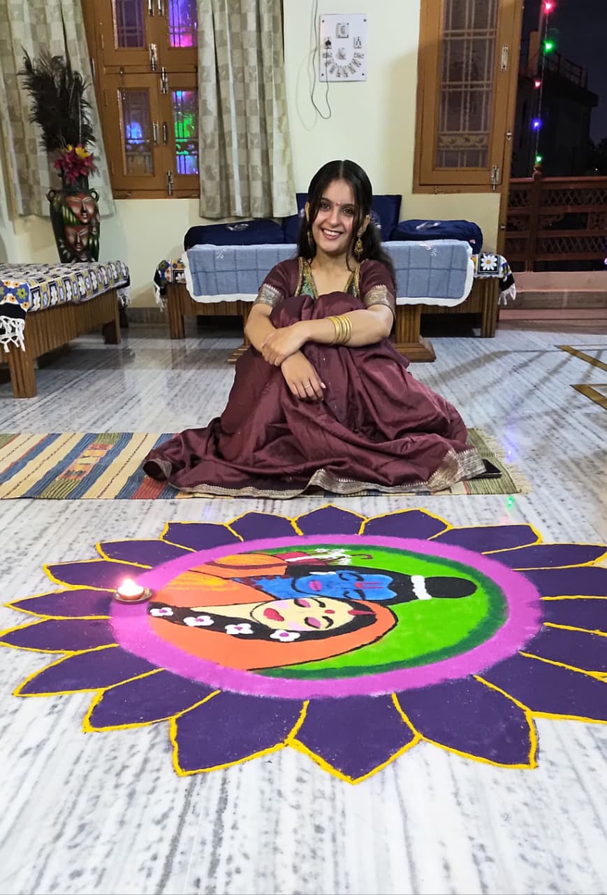 श्रृष्टि पंचोली ने आकर्षक रंगोली बनाई।