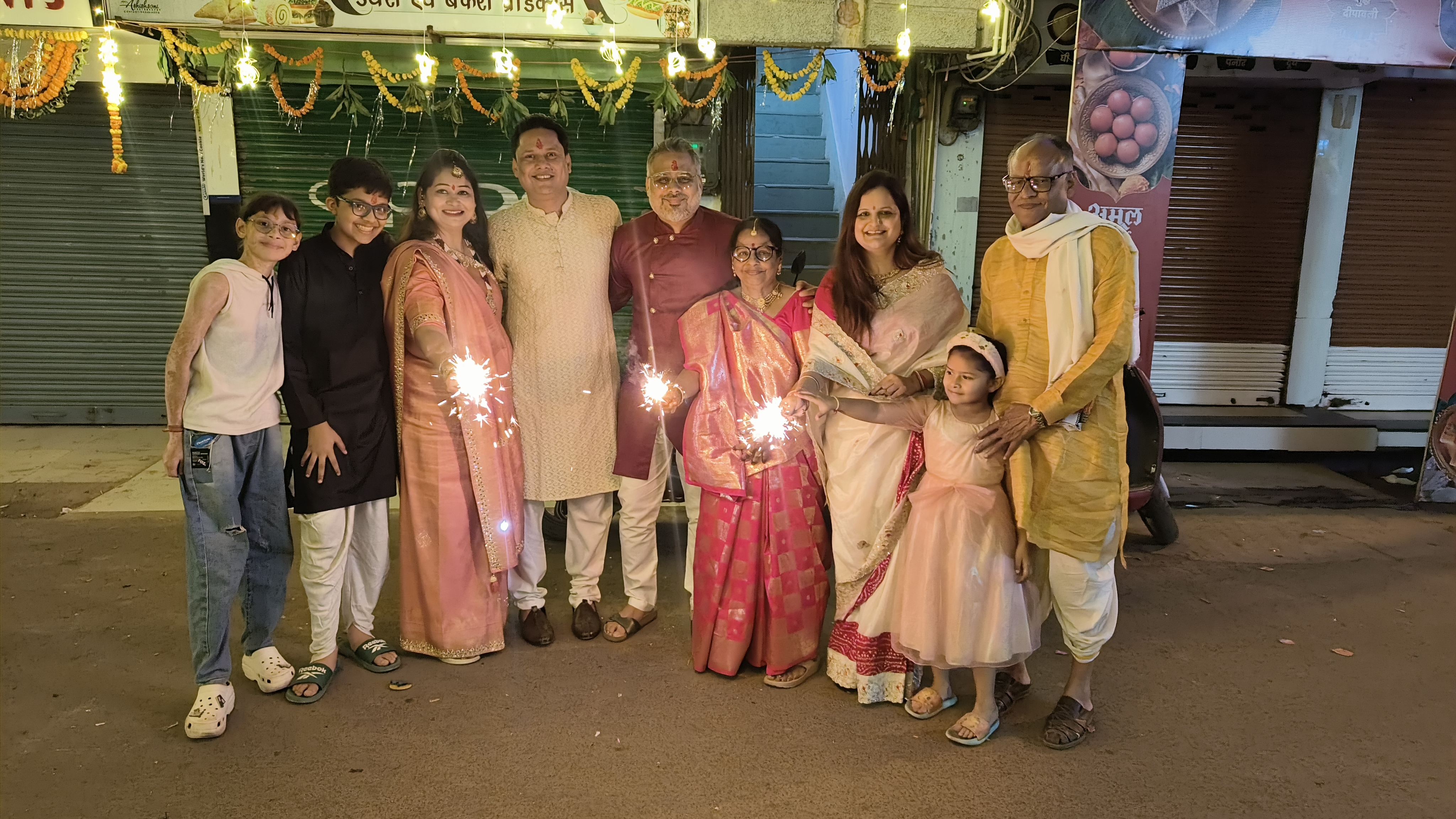 त्योहार मनाता हुआ विजयवर्गीय परिवार।