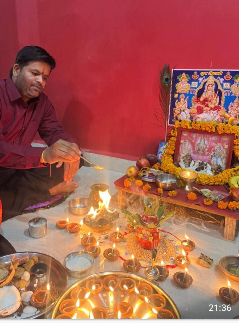 लक्ष्मीपूजन करते देवेंद्र धाकड़।