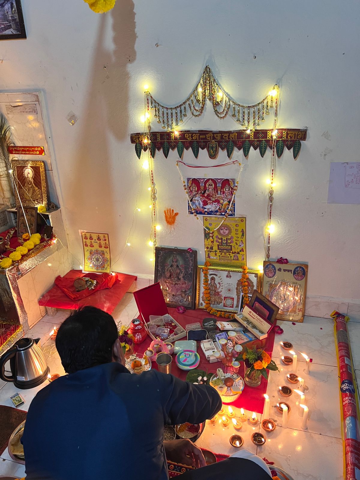 लक्ष्मीपूजन करते अंकुर श्रीवास्तव।