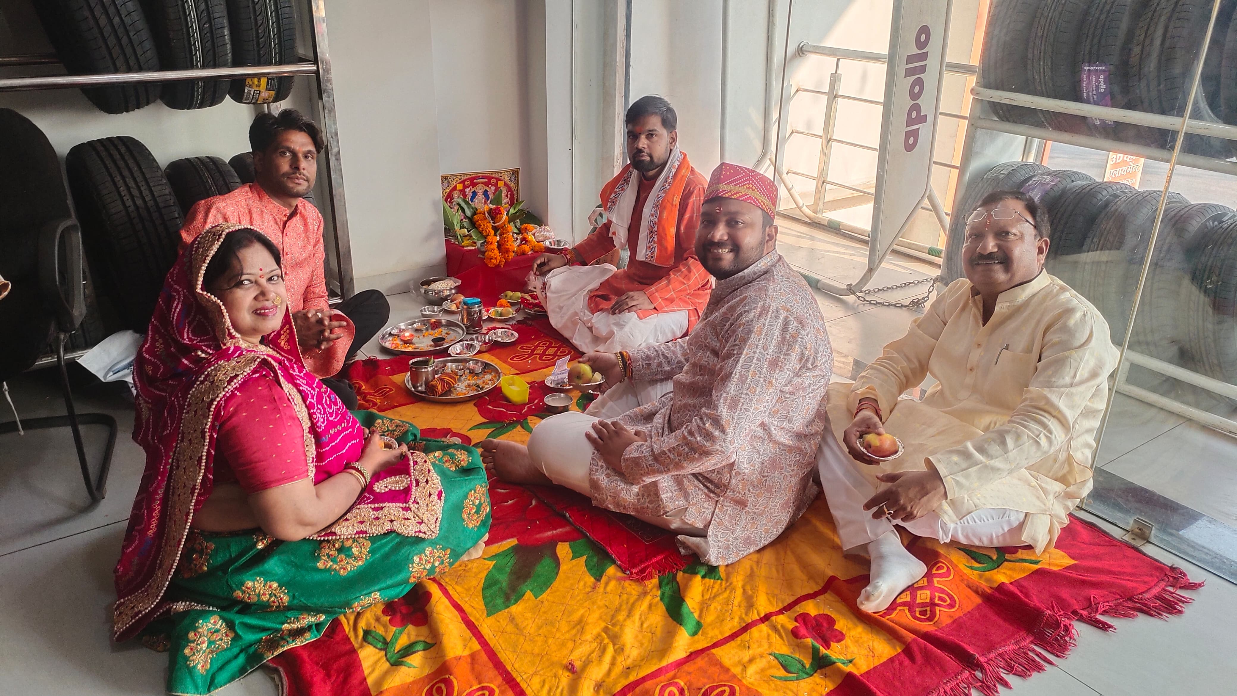 अपनी दुकान पर पूजा करती सिंघल फैमिली।