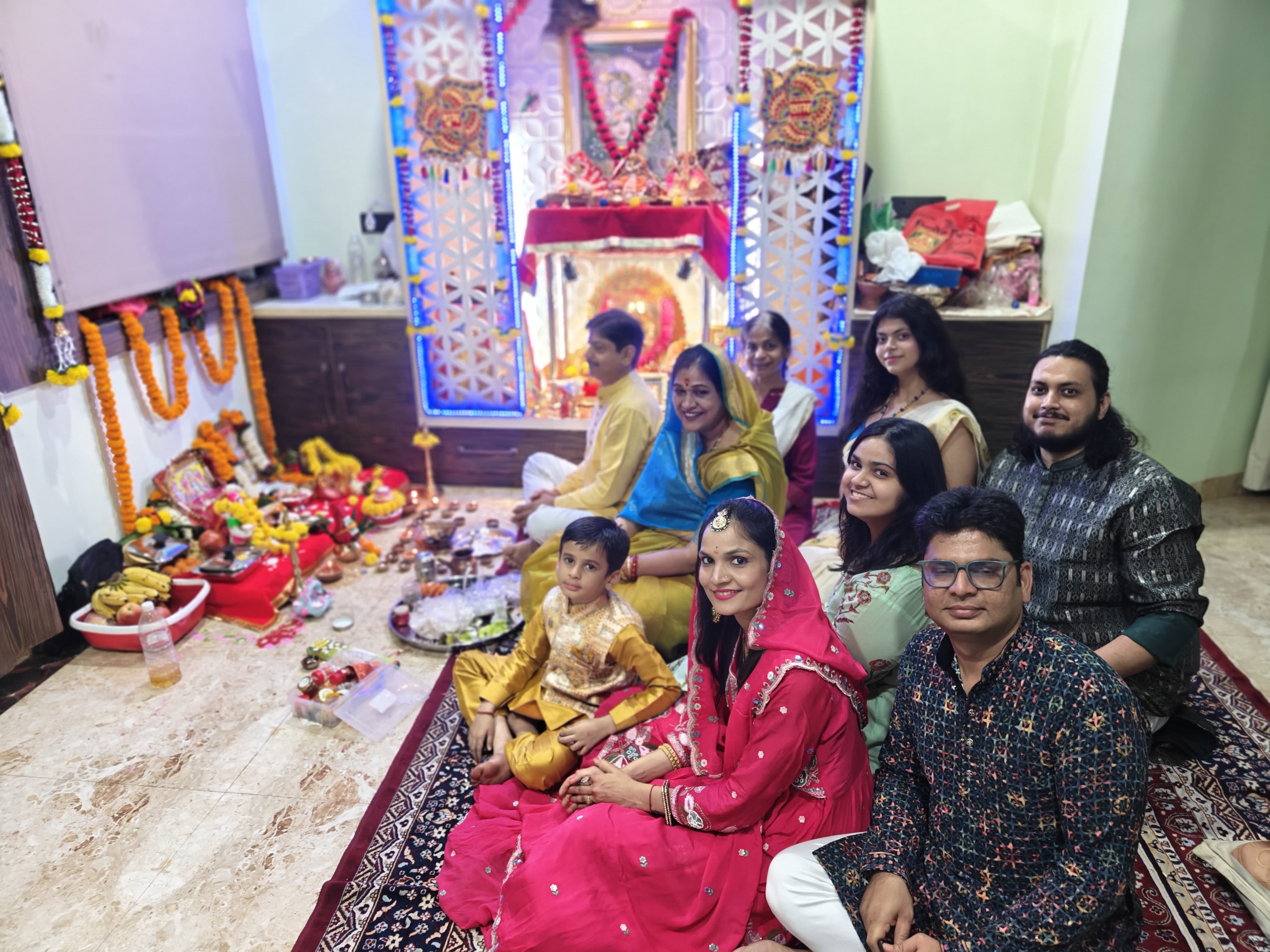 राजलक्ष्मी रघुवंशी परिवार एक साथ पूजा करते हुए। सीपी रघुवंशी, अविरल, वेदांत, सार्थक, कृष्णा, मंजू पूनम, गार्ग, दिवा।