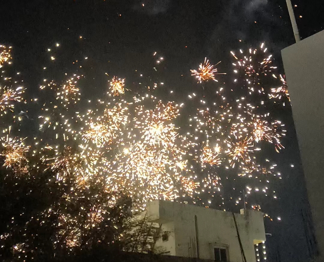 दीपावली की रात आसमान में चारों तरफ रौशनी रही।