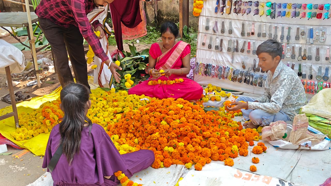 फूल माला की खरीददारी दिनभर चली।