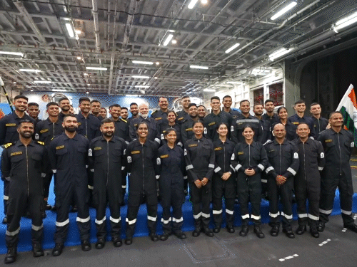 सोमवार सुबह नौसैनिकों ने देशभक्ति गीतों की प्रस्तुति दी। PM मोदी इस पर ताल देते नजर आए।