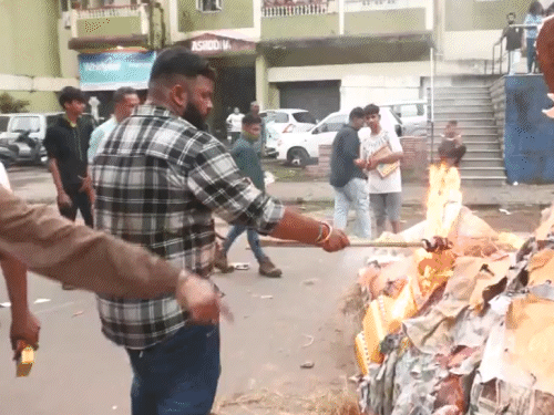 गोवा में दीपावली के मौके पर राक्षस नरकासुर के पुतले जलाए गए।