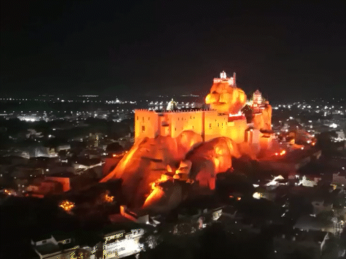 तमिलनाडु में तिरुचिरापल्ली के रॉकफोर्ट परिसर में स्थित श्री थायुमनवर मंदिर को दीपावली पर सुंदर रोशनी से सजाया गया।