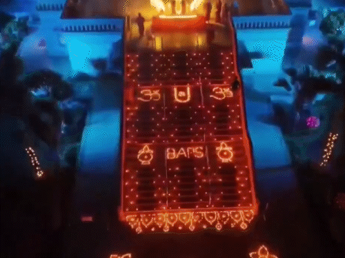 महाराष्ट्र में धुले स्थित बीएपीएस स्वामीनारायण मंदिर रंग-बिरंगी रोशनी से जगमगा उठा। दीपावली पर पूरे मंदिर में 3,000 दीये जलाए गए।