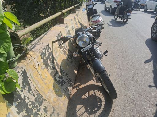 इसी बुलेट बाइक पर सवार थे दोनों लोग, जिसको पीआरटीसी की बस ने मारी टक्कर