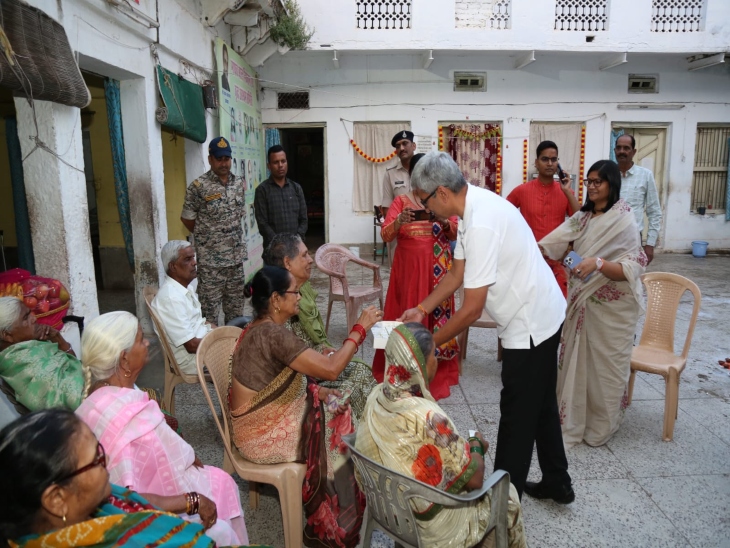 संभागीय आयुक्त व कलेकटर ने वृद्धाश्रम में पहुंचकर मनाई दीपावली