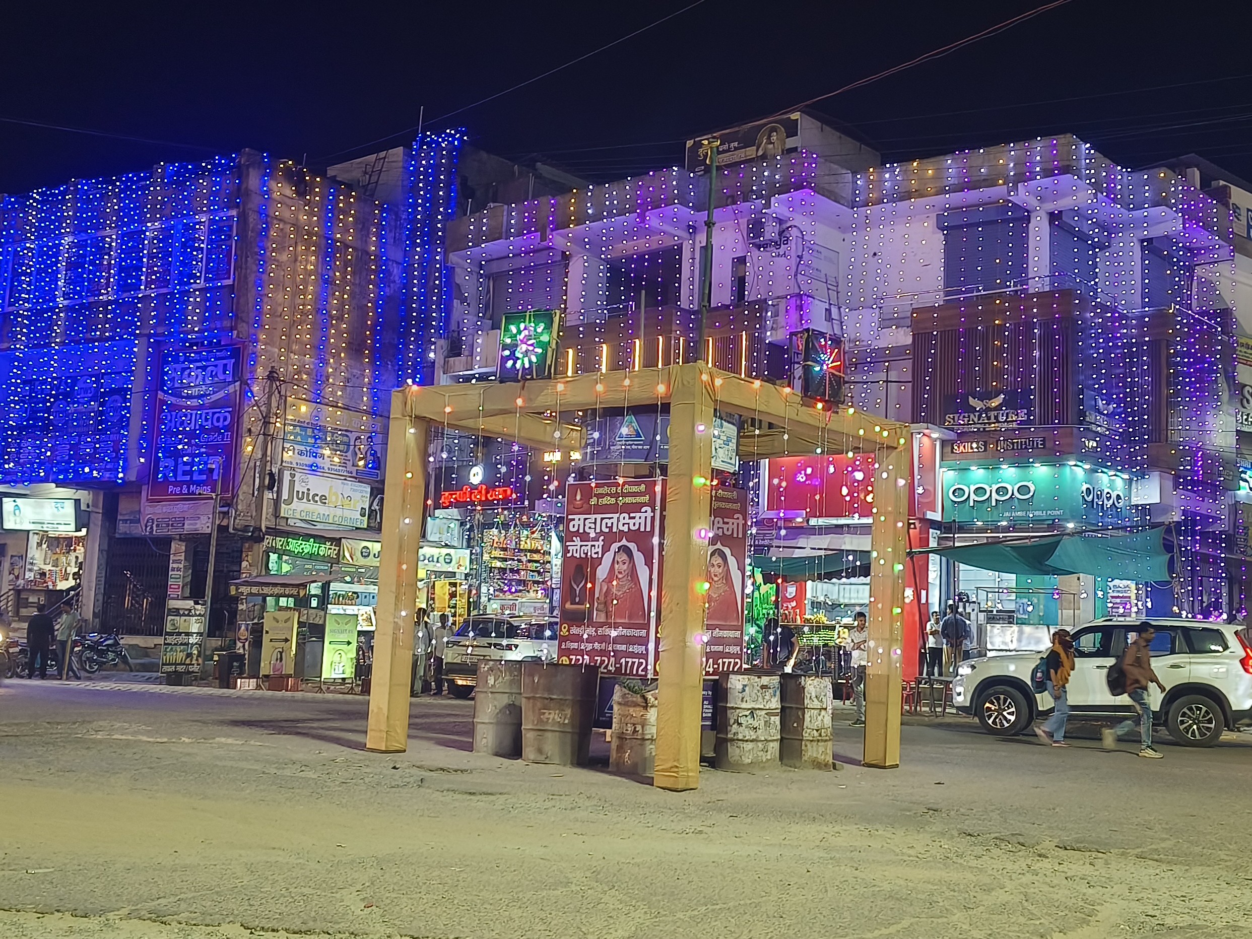 सरकारी और निजी कार्यालयों को आकर्षक लाइटों से सजाया गया